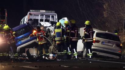 Bild: Felix Besold/NEWS5/dpa
Auf der Bundesstraße 2 in Mittelfranken gab es einen schweren Verkehrsunfall.
