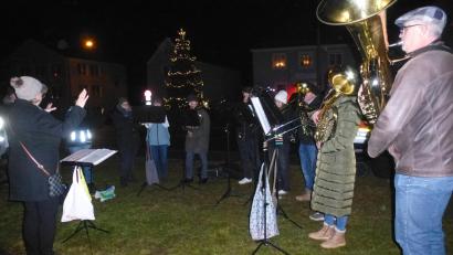 Bild: Siegfried Bock
Der Posaunenchor stimmt musikalisch auf Weihnachten ein.