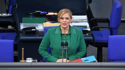 Bild: Elisa Schu/dpa
Bundestagspräsidentin Klöckner backt in einem Weihnachtsvideo Kuppelkekse. (Archivbild)