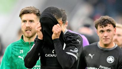 Bild: Anke Waelischmiller/dpa
Die Fürther Hinrunde endete beim 1:2 in Düsseldorf enttäuschend: Maximilian Dietz verbirgt sein Gesicht.