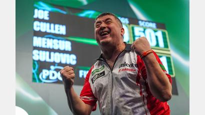 Bild: Bradley Collyer/PA Wire/dpa
Trotz der Anfeindungen durch den Gegner: Der für die Dartfreunde Eslarn spielende Mensur Suljovic freut sich über den Drittrundeneinzug bei der Darts-WM.