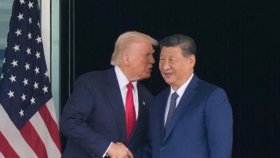 Bild: Mark Schiefelbein/AP/dpa
Die USA und China rivalisieren um die globale Vormacht. Für Bayerns Industrie ist die Wirtschaftspolitik beider Großmächte gleichermaßen unerfreulich. (Symbolbild)