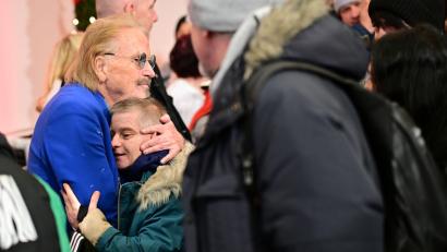 Bild: Sebastian Christoph Gollnow/dpa
Seit 1995 organisiert der Sänger Frank Zander Weihnachtsessen für Arme und Obdachlose.