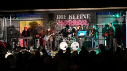Bild: nib
Die kleine Horrorband sorgte auch in diesem Jahr wieder auf dem Dorfplatz in Wolfring für Stimmung