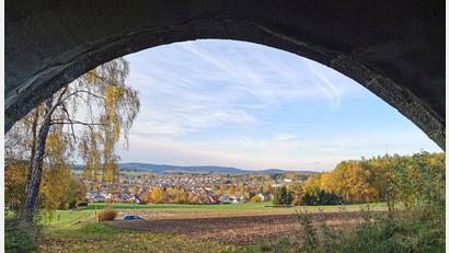 Bild: Portner
Am Wanderweg zum Johannisberg eröffnet sich bei der Bogenbrücke ein Panoramablick auf Oberviechtach.