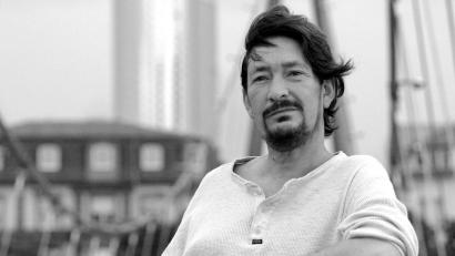 Bild: Oliver Stratmann/dpa
„Es ist ein frustrierender Song, aber er ist auch hoffnungsvoll und tröstlich“, sagte der Sänger über das Lied.