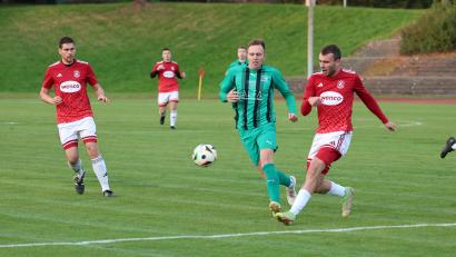 Bild: Dieter Jäschke
Da konnte auch Ost-Goalgetter Noah Forster (Mitte) nichts ausrichten: Beim 1:7 in Vohenstrauß bezog der FC Weiden-Ost eine bittere Niederlage. Abgehakt. In Der Restsaison wollen sich die Weidener von Tabellenplatz acht ein Stück weit nach oben arbeiten.