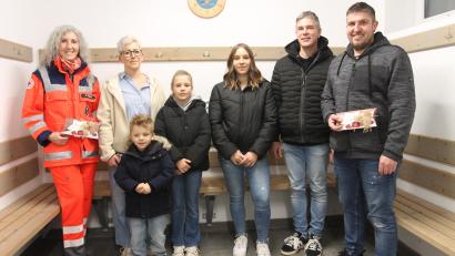 Bild: Johannes Haider
Über eine Spende von Elektromeister Christian Käs (zweiter von rechts) dürfen sich die Helfer vor Ort Georgenberg und die DJK Neukirchen freuen.