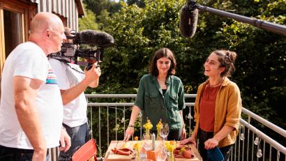 Bild: Hans-Florian Hopfner
Stefanie Weig (rechts) von der Finstermühle bei Pleystein kochte in der 17. Staffel "Landfrauenküche" für die Oberpfalz auf. Hier bei den Dreharbeiten im Sommer, neben ihr ihre Schwester Sophie.