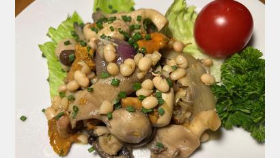 Bild: Michael Schiffer
Vor dem Servieren wird das Bohnen-Pilz-Gemüse mit frischem Schnittlauch bestreut.