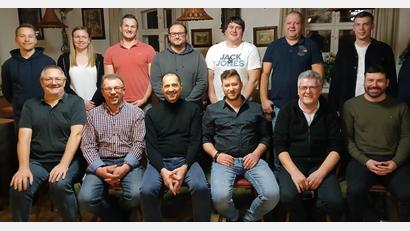 Bild: Bernhard Rom
Klaus Prießnitz (vorne, Dritter von links) und Thomas Zielbauer (vorne, Erster von rechts) stehen auf den ersten beiden Plätzen der Bürgerliste für die Marktgemeinde Moosbach.