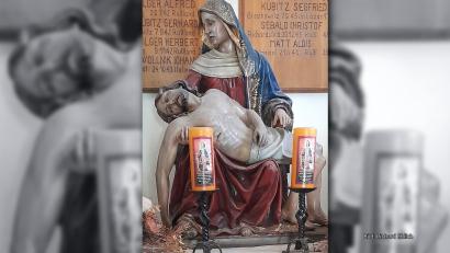 Bild: Richard Ehlich
Zusätzlich zu den Namen von Gefallenen und Vermissten aus den beiden Weltkriegen, die auf Holztafeln in der Kapelle verewigt sind, gibt es seit diesem Jahr auch Gedenktafeln für den 1944 in Mehlmeisel abgestürzten Piloten Friedrich Mang sowie für den bei der Bundeswehr verunglückten Josef Müller.