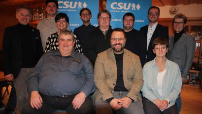 Bild: kro
Die Kandidaten der CSU Falkenberg für die Marktratswahl. Sitzend von links: Hubert Schedl, Matthias Grundler und Maria Haberkorn. Stehend von links MdL Tobias Reiß, Florian Zrenner (Ersatzkandidat), Alexandra Hasenfürter, Josef Schmid jun., Gerhard Fichtner, Roland Lindner, Wahlleiter Adrian Käß und Krummennaabs Bürgermeisterin Marion Höcht.