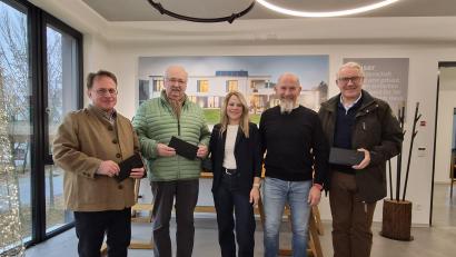 Bild: Andreas Karl
Dekan Alexander Hösl, Herbert Putzer, Michaela und Josef Reger sowie Thomas Ebnet (von links) bei der Spendenübergabe der Firma Reger.