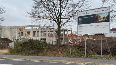 Bild: Heike Unger
Der Baustart für das neue Zoll-Trainingszentrum war in Kümmersbruck ein Highlight des Jahres 2025. Ins neue Jahr blickt Bürgermeister Roland Strehl allerdings mit Sorge: Die schlechte wirtschaftliche Lage Deutschlands macht sich auch auf Gemeindeebene bemerkbar.