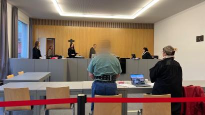 Bild: juh
Der 23-jährige Angeklagte ist mit Fuß- und Handfesseln gesichert, die an einem Gurt um seinen Bauch befestigt sind. Er muss sich wegen des mehrfachen schweren sexuellen Missbrauchs seiner Halbschwester (11) verantworten.