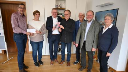 Bild: Simon Hauck, Stadt Amberg
Spendenübergabe an die Amberger Chorgemeinschaft mit Oberbürgermeister Michael Cerny (Dritter von links) im Rathaus.