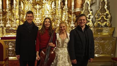 Bild: Thomas Falk
Johannes Raab am Klavier und Kristina Raab am Cello (alle von links) begleiten Sopranistin Manuela Falk und Bassbariton Andreas Wolf bei einem Konzert voll "musikalischem Zauberglanz zur Weihnachtszeit", so der Titel, in der Mariahilfbergkirche.