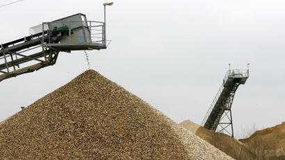 Bild: Roland Weihrauch/dpa
Kies und Sand sind weiter der in Deutschland am häufigsten gewonnene Rohstoff. Doch die Fördermenge schrumpft. (Symbolbild)