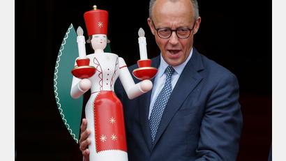 Bild: Jan Woitas/dpa
Kanzler Friedrich Merz (CDU) feiert mit Gattin, Kindern und Enkelkindern ganz traditionell Weihnachten. (Archivbild)