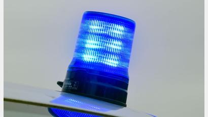 Symbolbild: Patrick Pleul/dpa
Die Grenzpolizei stoppt einen Autofahrer mit 13 Kilogramm Feuerwerkskörpern im Kofferraum.