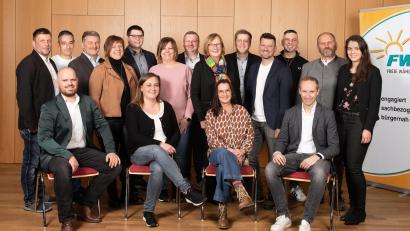 Bild: Freie Wähler Störnstein
Kandidaten der Freien Wähler Störnstein mit Vorsitzendem Johann Confal (stehend, Dritter von links), Fraktionssprecher Hubert Meiler (stehend, Zweiter von rechts) und Kreisvorsitzender Gabriela Bäumler (stehend, Sechste von links).