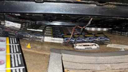 Bild: Hauptzollamt Regensburg
Zollbeamte aus Furth im Wald entdecken bei einer Kontrolle auf der A3 über 13.000 unversteuerte Zigaretten. Zwei Personen stehen im Verdacht der Steuerhinterziehung.