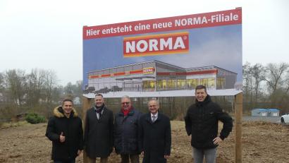 Bild: rn
Eschenbach bekommt einen neuen Discounter – inklusive Metzgerei und Bäckerei. Die Bürgermeister Marcus Gradl, Thomas Riedl und Udo Müller sowie Herbert Zangl und Patrick Kutzer (von links) stellten das Projekt vor wenigen Tagen vor.