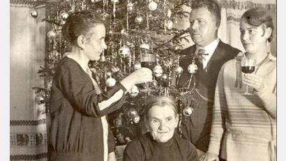Bild: Archiv Klaus Haußmann
Wegen der etwas strengen Blicke wirken die Personen auf Bildern um die Jahrhundertwende oft streng: Hier eine Familienaufnahme vor dem geschmückten Christbaum an Weihnachten 1930.