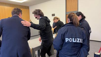 Bild: Hohlheimer
Der Angeklagte verabschiedet sich noch von seinem Anwalt, danach wird er von zwei Polizeibeamtinnen abgeführt.