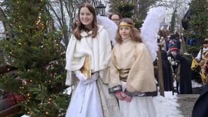 Bild: jua
Luca-Anna Hanauer aus Oberviechtach (links) ist seit drei Jahren das Christkind auf dem Weihnachtsmarkt Schloss Guteneck. Unterstützt wird sie von ihrer Schwester Seraphina als Engelchen.