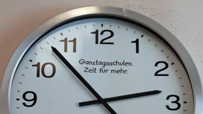 Bild: Soeren Stache/dpa
Der Ausbau der Ganztagsbetreuung in Bayern ist zwar inzwischen mehr oder weniger ein parteiübergreifender Konsens - dennoch geht es in Bayern noch immer zu zögerlich voran. Am Geld dürfte es aber eigentlich nicht liegen - denn es gibt weit mehr Fördergeld, als abberufen wird. (Archivbild)