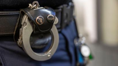 Bild: Peter Kneffel/dpa
Die beiden 35 und 40 Jahre alten Männer befinden sich laut Polizei in Untersuchungshaft. (Symbolbild)