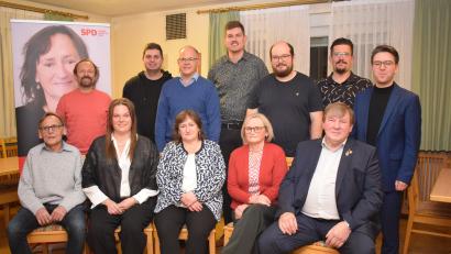 Bild: bnr
Sechs Kandidatinnen und 14 Kandidaten stellen sich auf der Liste der SPD bei der Wahl des Marktrates von Wernberg-Köblitz dem Votum der Wähler. Spitzenkandidatin Marianne Schieder (sitzend, Mitte) kandidiert zugleich als Landrätin für den Landkreis Schwandorf.