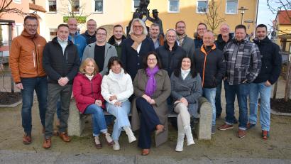 Bild: jr
Mit dieser Mannschaft tritt die Wählergemeinschaft „Zukunft Stadt Mitterteich“ für die Kommunalwahlen im März kommenden Jahres an. An der Spitze steht Bürgermeisterkandidat Wolfgang Karbstein (stehend Mitte mit Schal). Die Wählergemeinschaft geht mit ehrgeizigen Zielen in die Wahl.
