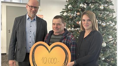 Bild: Volksbank Raiffeisenbank Nordoberpfalz
Von links: Karlheinz Weismeier, der Gewinner Manfred Raps sowie Anastasia Nerezko