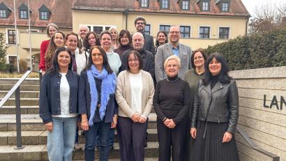 Bild:  Dominik Göhl, Landratsamt Tirschenreuth. 
Die geehrten Lehrerinnen und Lehrer sowie die Verantwortlichen (letzte Reihe v.l.) um Schulamtsdirektorin Martina Puff, stv. Landrat Günter Kopp, Personalratsvorsitzende Sabine Graser und den stv. Schulamtsdirektor Armin Engel.