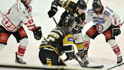 Archivbild: Hubert Ziegler
Der Mann für wichtige Tore: Nolan Gardiner (Mitte) vom ERSC Amberg ist in dieser Szene von zwei Gegenspielern vom ESV Buchloe umringt. Am vergangenen Sonntag in Burgau avancierte er zum Matchwinner.