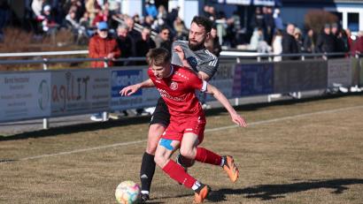 Archivbild: Dieter Jäschke
Justin Lysyuk (vorne) kehrt zurück zu alter Wirkungsstätte: Nach einem halben Jahr beim TB Roding schnürt er ab sofort wieder die Fußballschuhe für den TSV Tännesberg.