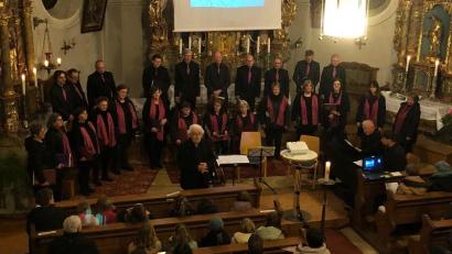 Bild: wel
Richard Waldmann, der Leiter des Kirchenchors, stellt das Konzept des Mitsingkonzerts vor, an dem auch Paul Windschüttl und Benjamin Schallwig an Orgel und Klavier (rechts) beteiligt sind.