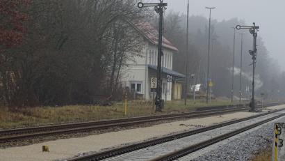 Bild: Houschka
Noch ist der Bahnsteig leer. Doch ab dem 7. Januar 2026 sollen in Freihöls nach Protesten nachmittags wieder zwei Züge halten, mit denen Schüler aus Amberg vom Unterricht zurückkommen.