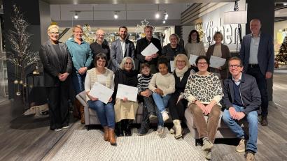 Bild: Interliving Gleißner
Bei seiner Weihnachtsspende verteilte das Möbelhaus Gleißner jeweils 500 Euro an zehn gemeinnützige Organisationen und Vereine.