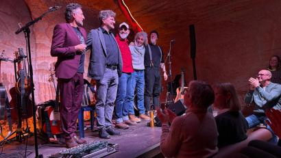 Bild: Lukas Büchold
Richie Necker, Jochen Benkert, Chris Colter, Eddy Gabler und Erich Parzefall spielten am Samstag im Felsenkeller eigene und Cover Songs.