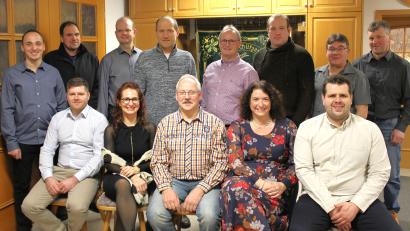 Bild: FWG Thumsenreuth
Sitzend von links: Thomas Busch, Petra Schwingshandl, Rainer Schwingshandl, Marina Luttels, Michael Ruland jun., stehend von links: Christian Sirtl, Thomas Ruland, Florian Mattes, Hermann Prölß, Horst Peraus, Markus Moller, Andreas Maderer, Simon Zeitler - Es fehlt Heinz Kraus
