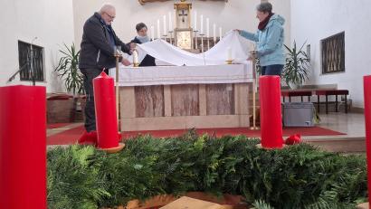 Bild: jua
Johanna Wittmann (rechts) und Joseph Bierler (links) treffen sich in der Vorweihnachtszeit immer wieder in der Pfarrkirche mit freiwilligen Helfern, wie hier Sabine Krammer (Mitte), um alle nötigen Vorbereitungen für die festlichen Tage zu erledigen.
