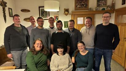 Bild: Josef Zeitler
Michael Fuchs, Michael Rückl, Markus Baier, Günther Lindner, Martin Schneeberger, Daniel Lindner, Reinhard Schneeberger, Andreas Zitzmann (stehend von links), Ingrid Rückl, Jeanette Kiener und Renate Baier (sitzend von links) sind die Gemeinderatskandidaten und -kandidatinnen der Bürgerunion