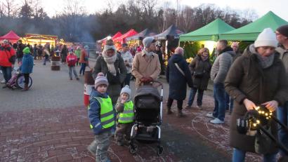 Bild: adj
Schon am Nachmittag ist die Altenstädter Waldweihnacht sehr gut besucht.