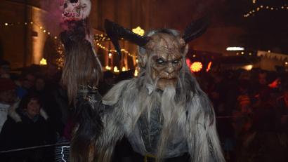 Archivbild: Petra Hartl
Die grässlichen „Grölldeifl“ sollen nicht die Leute erschrecken: Wie Kreisheimatpflegerin Ingrid Leser weiß, dienten die fratzenartigen Masken dazu, die bösen Geister zu verschrecken und zu vertreiben.