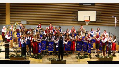 Bild: stg
Zum Abschluss versammeln sich Jugendblaskapelle und Stadtkapelle auf der Bühne, um gemeinsam "O du fröhliche" anzustimmen.