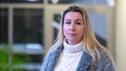 Bild: Armin Weigel/dpa
Zeugin im Champagner-Prozess: Nicole Bock trank im Februar 2022 ahnungslos aus einem Champagner-Glas, in dem sich die Droge MDMA befand. Sie schwebte danach in Lebensgefahr und kämpft bis heute mit den körperlichen und psychischen Folgen.